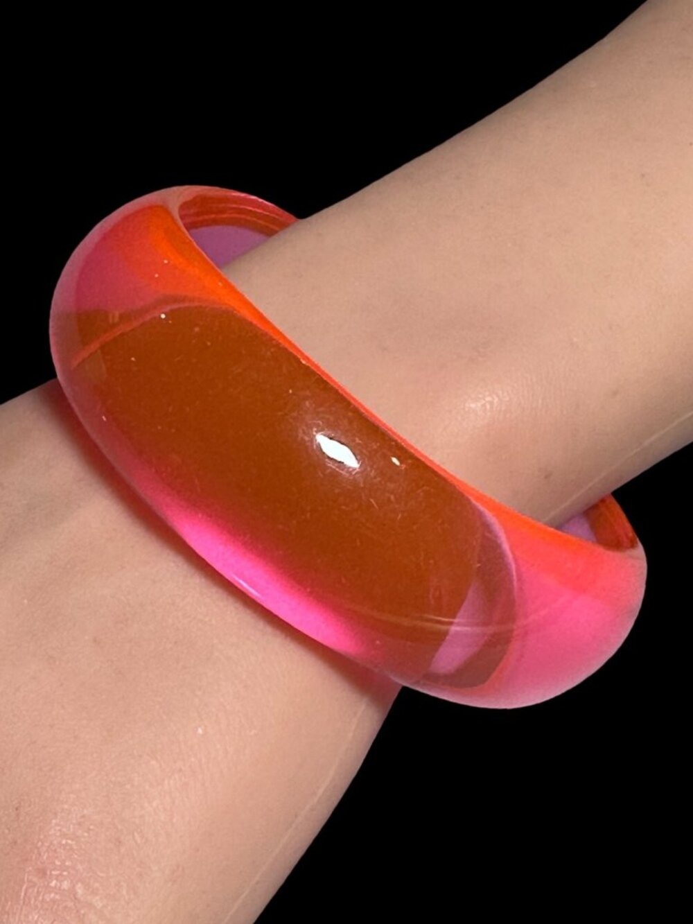 Acrylic Bangle Bracelet Pink Stackable Lightweight Womens Costume Jewelry NWOT